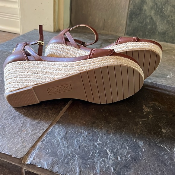 NWOT Reaction Kenneth Cole brown wedge sandals with 3” heel - Picture 5 of 7